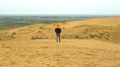 Sarykum est la plus grande dune de sable d'Europe. Réserve naturelle du Daghestan (dune de sable du Caucase)