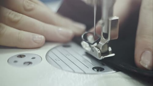 Nähprozess: Frauenhände hinter ihrem Nähen