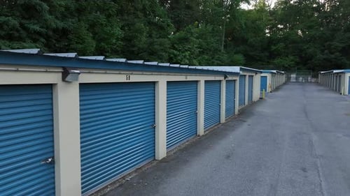 Garages de libre-entreposage aux États-Unis. Gros plan aérien des unités locatives bleues à vendre.
