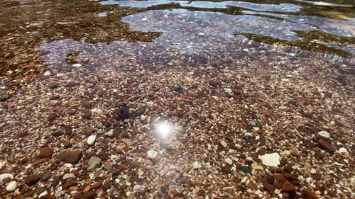 Strandsteine unter klarem Wasser