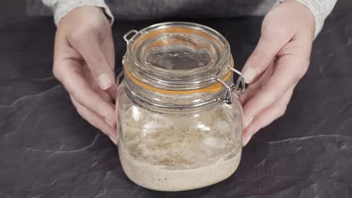 Entrée au levain de blé dans un bocal en verre