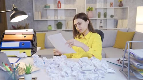 Joven empresaria que trabaja desde casa, joven creativa y perfeccionista.