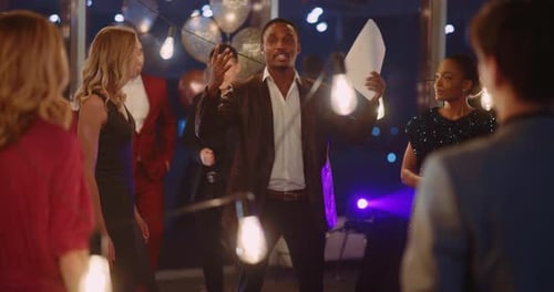 Festa Corporativa, Feriado de Natal, jovem chefe africano fazendo discurso para o público no Salão Decorado