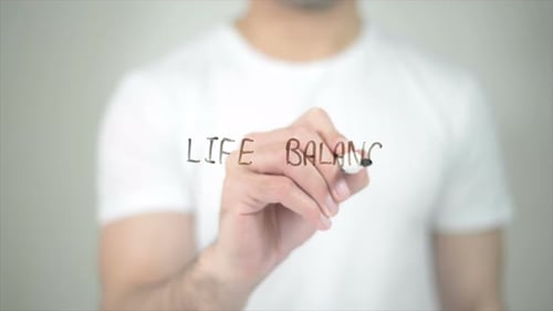 Life Balance, Mann schreibt auf transparentem Bildschirm