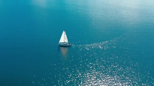 Iate à vela em um dia ensolarado