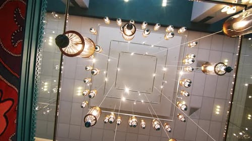 Des lampes suspendues lumineuses de style oriental sont suspendues au plafond
