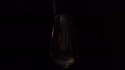 Blinkende gelbe Lampe in Nahaufnahme.