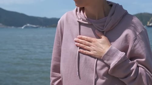 Mulher com ataque de asma