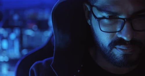 Um hacker masculino está usando um computador para hackear dados e exigir resgate das vítimas.