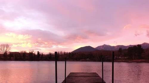 Bewegungszeitraffer an einem Windtag bei Sonnenuntergang. Wunderschöner Pier. 4K