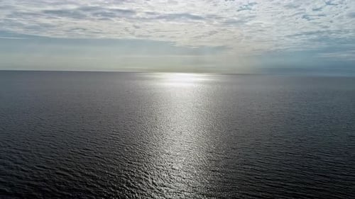 Eine Drohne aus der Luft schoss tagsüber über das Meer. Blick auf einen endlosen Horizont unter uns mit Blick auf die