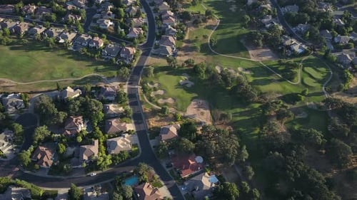 Luftaufnahme einer großen Wohngegend und eines Golfplatzes