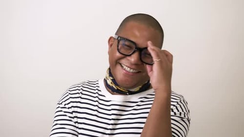 Studio Portrait Happy Carefree Gender Fluid Mann, der die Brille abnimmt, 35—39 Jahre