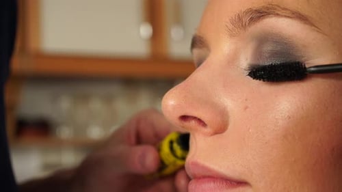 Schminke Wimperntusche auf Model Eye auftragen