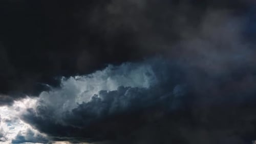 Blitzeinschlag Schwarze Wolken vor einem Sturm, Gewitterwolken 4K