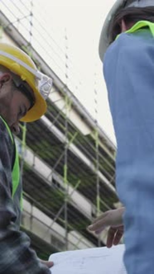 Equipo, arquitecto y discusión con el plano en el sitio de construcción, punto