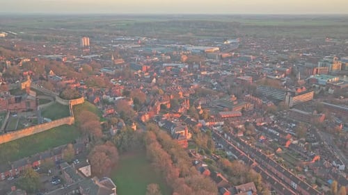 Panorama aéreo da cidade de Lincoln no pôr do sol da hora dourada que se estende até um horizonte nebuloso