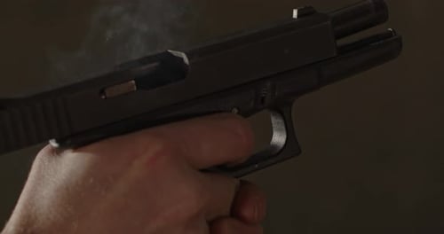 Handabfeuern einer Glock 17-Handfeuerwaffe in Zeitlupe
