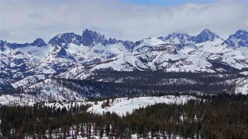 Station de ski et de snowboard de Hemlocks, Mammoth Mountain, hiver, ciel bleu ensoleillé, nuages matinaux, Drone