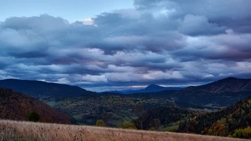 Ländliche Berglandschaft in der Abenddämmerung