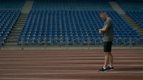Junger männlicher Para-Athlet trainiert auf der Laufstrecke im Stadion