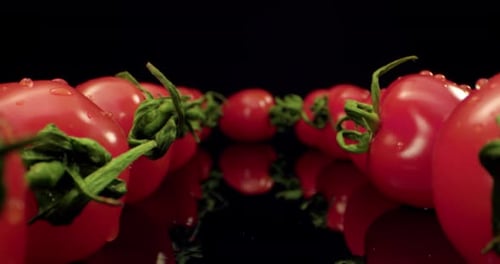 tomates de cóctel rojos frescos, muy cerca de HQ con fondo oscuro, única sesión 4K de alta resolución, Fl