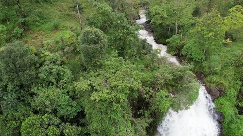 Do rio Mware surge a Cachoeira Materuni, Tanzânia