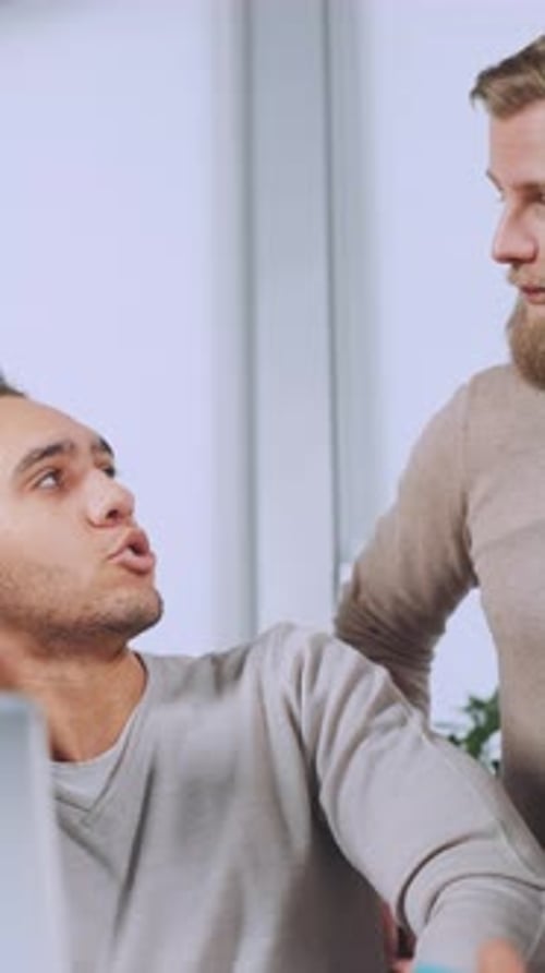 Une équipe de professionnels de Vertical Screen participe à une discussion collaborative
