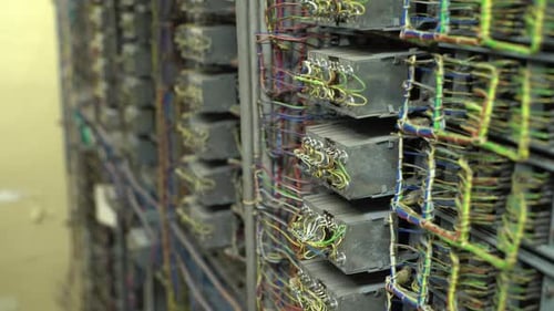 Primer plano de la antigua tecnología de redes de comunicación por relé