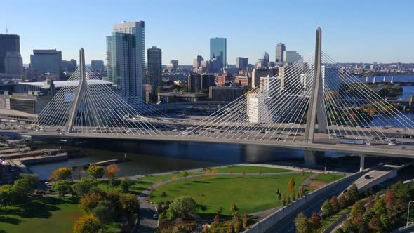 Vista A rea Da Ponte Zakim De Boston No Ver o Com C u Azul E Tr fego vista-a-rea-da-ponte-zakim-de-boston-no-ver-o-com-c-u-azul-e-tr-fego