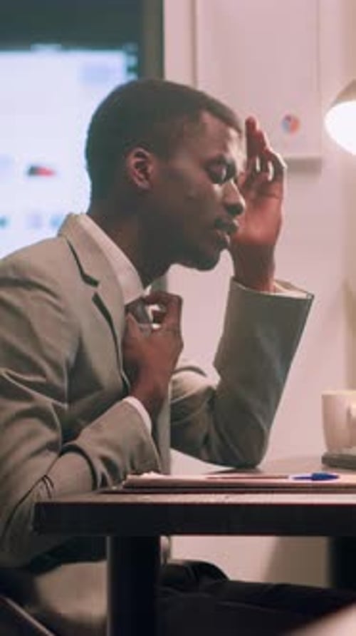 Vidéo verticale : un employé énervé à propos d'un collègue bruyant