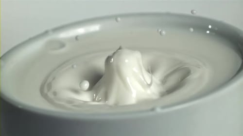 Spritzer aus einem Milchtropfen, gefilmt mit einer Hochgeschwindigkeitskamera mit 1000 Bildern pro Sekunde