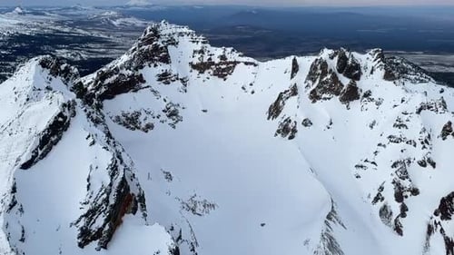 Survol de Broken Top Mountain, dans les Cascades du centre de l'Oregon