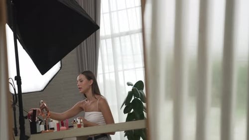 Vídeo tutorial de belleza y cosmética para una mujer joven haciendo contenido. Auditoría