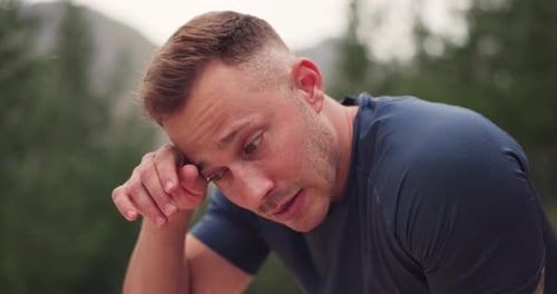 Läufer, Wald und müde mit Mann, Fitness oder Laufen mit Leistung, Herausforderung oder Fortschritt