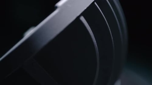 Leistungsstarker runder LED-Projektor strahlt Licht im dunklen Studio aus