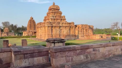 Vue panoramique imprenable sur le complexe du temple de Pattadakal, où se dressent de majestueux temples en pierre