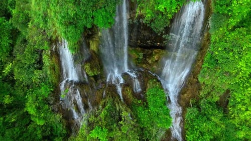Belle cascade dans une forêt tropicale vue aérienne depuis un Drone.