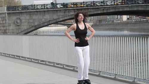 Uma mulher enérgica dá um salto dinâmico no ar em uma ponte vestida de branco capturando a essência