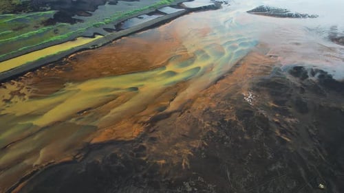 Luftaufnahme der Wasserbildung entlang der Küste im Floi Nature Reserve, Island.