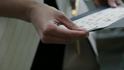 Geschäftsfrau erwartet eine Reise mit einem Flugticket am Flughafen