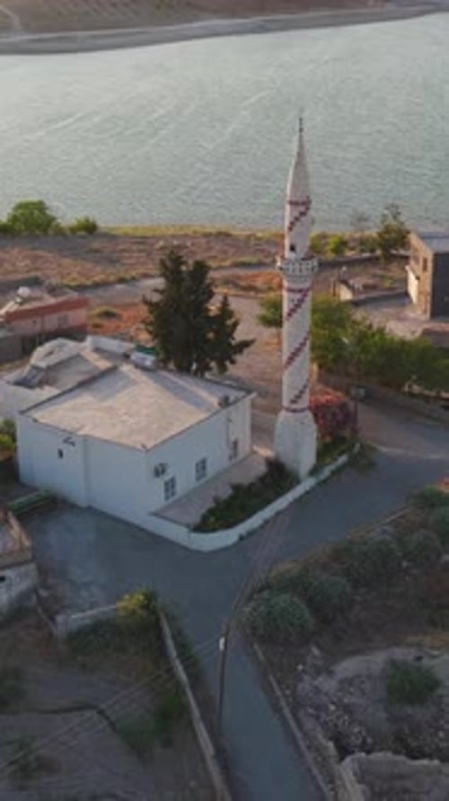 Vidéo verticale des nuages au coucher du soleil au-dessus de l'Euphrate