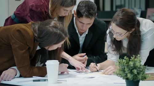 Brainstorming junger Geschäftsleute Vielfältige Teammitglieder unterhalten sich, arbeiten zusammen, treffen sich beim Briefing