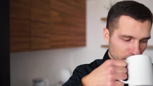 Verlangsames Video eines jungen Geschäftsmannes, der von zu Hause aus arbeitet