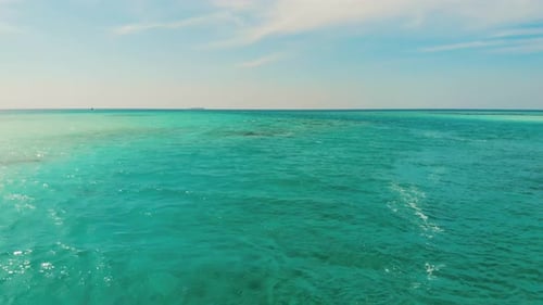 Drohne fliegt tief über den Ozean. Unglaubliche Farbe des Meerwassers. Indischer Ozean-Hintergrund