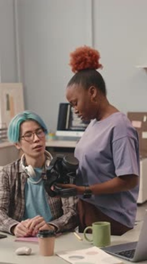 Un couple diversifié de développeurs de logiciels examinent un casque VR