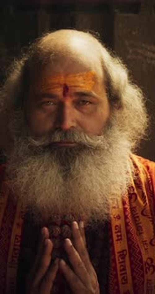 Écran vertical : zoom sur le portrait d'un moine hindou senior regardant la caméra et souriant dans un Anci