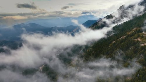 Vue aérienne d'un magnifique paysage de montagne au-dessus des nuages en voyage