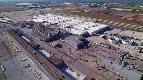 Vue aérienne du toit de l'usine d'assemblage, où sont produites des machines de pointe, de l'automatisation et un