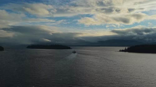 Île Thetis, Colombie-Britannique, Canada - Un ferry navigue régulièrement sur les eaux calmes sous un